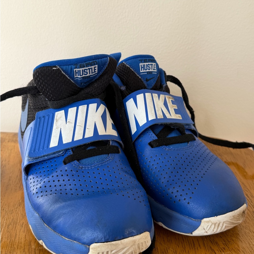 Nike Team Hustle D8 Boys Basketball Shoes Size 5Y